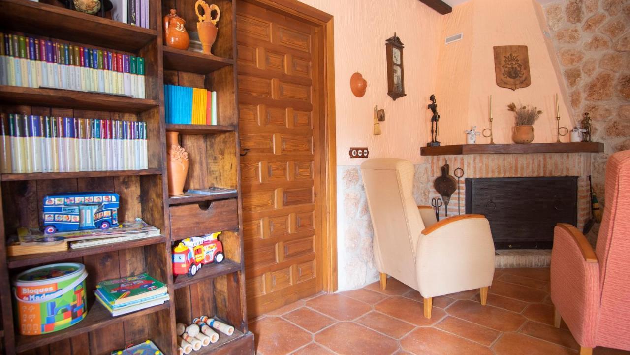 Casa Rural Santa Elena Villafranca de los Caballeros ภายนอก รูปภาพ